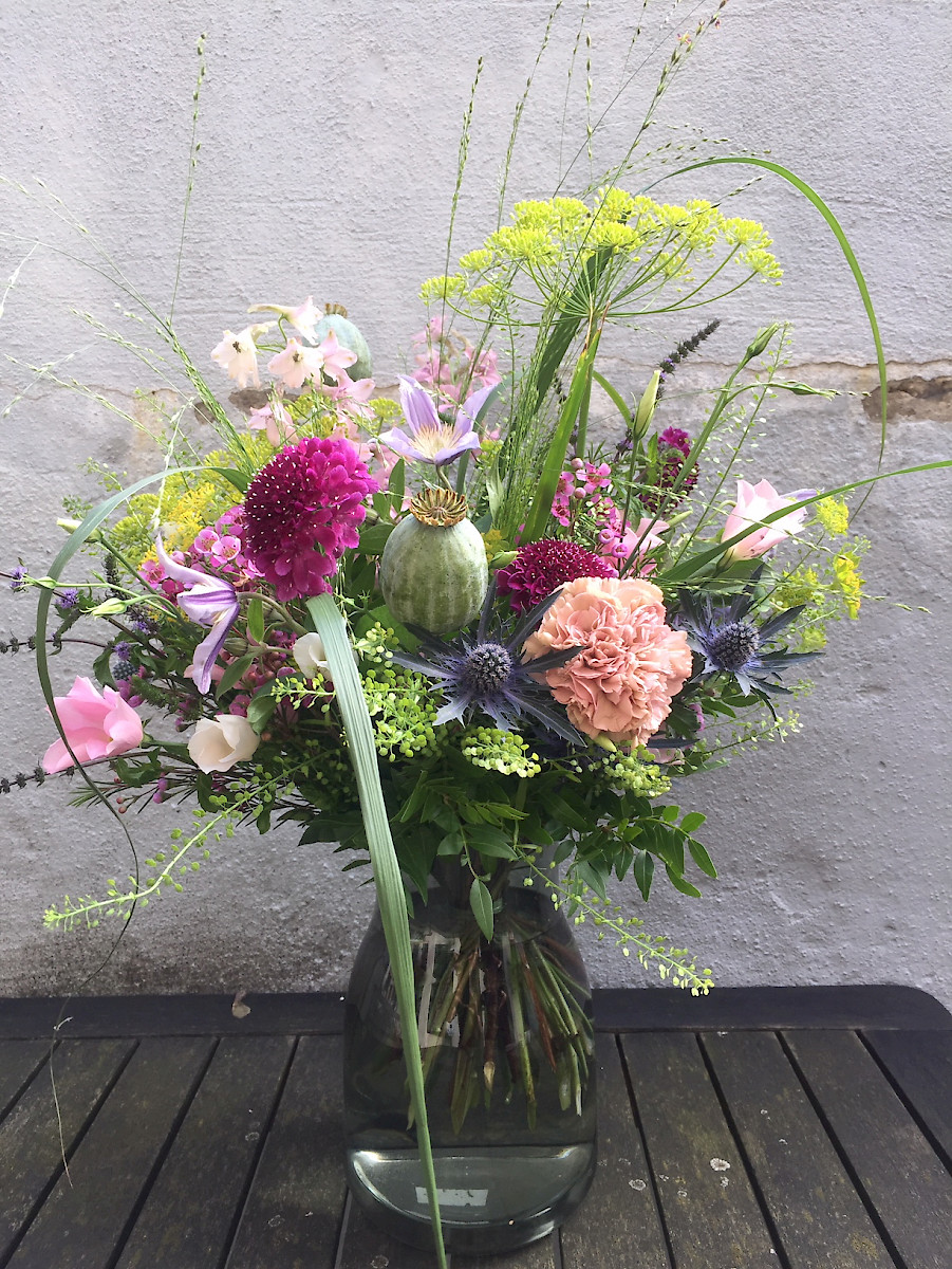 Billede af blomsterbuketter i forskellige størrelser. 